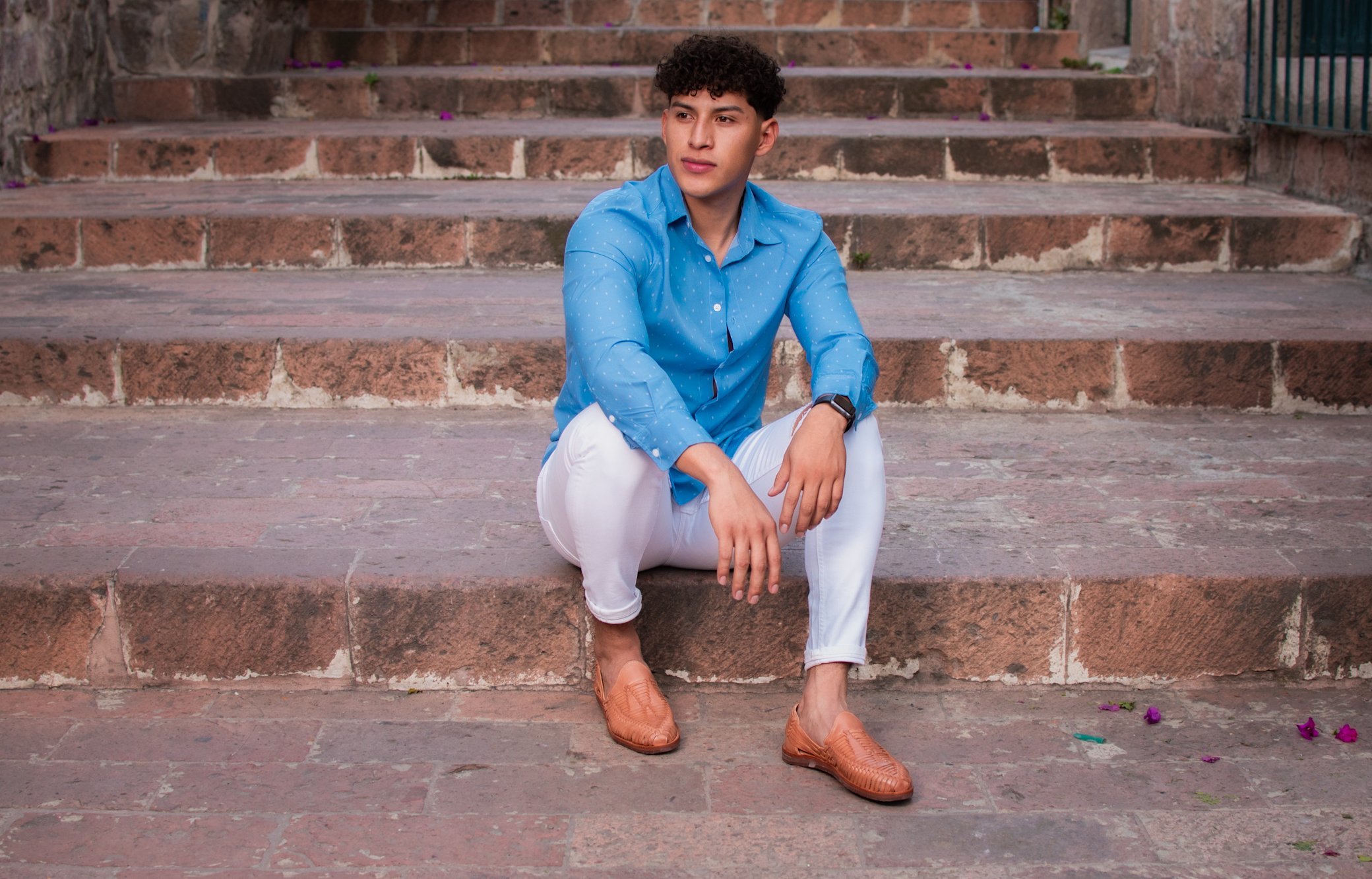 Cómo combinar huaraches artesanales con distintos estilos de ropa